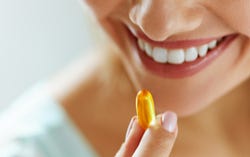 Frau mit Omega-3-Ergänzung Frau mit Omega-3-Ergänzung