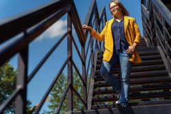 Die Frau nimmt die Treppe