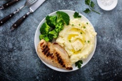 Teller mit Brokkoli, Kartoffelpüree und Hähnchenfilet Teller mit Brokkoli, Kartoffelpüree und Hähnchenfilet