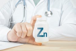 Frau hält Zink-Abkürzung in der Hand