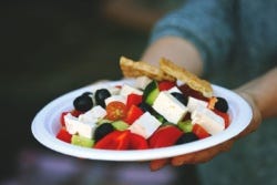 Beispiel für mediterrane Ernährung: Griechischer Salat Beispiel für mediterrane Ernährung: Griechischer Salat