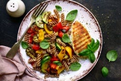 Teller mit frischem Gemüse, Halloumi und Vollkornnudeln Teller mit frischem Gemüse, Halloumi und Vollkornnudeln