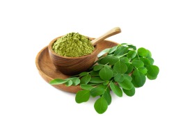 Moringa-Blätter und Blattpulver Moringa-Blätter und Blattpulver