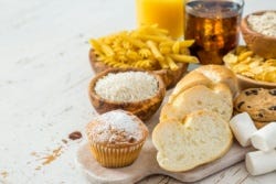 Weißbrot, weiße Nudeln und zuckerhaltige Lebensmittel Weißbrot, weiße Nudeln und zuckerhaltige Lebensmittel