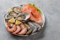 Teller mit Garnelen, Austern und Lachs Teller mit Garnelen, Austern und Lachs