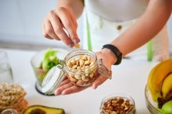 Gesunde Ernährung mit Nüssen, Samen und frischem Gemüse Gesunde Ernährung mit Nüssen, Samen und frischem Gemüse