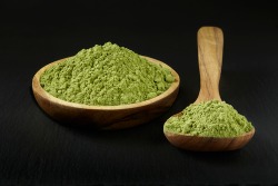 Moringa-Pulver auf Löffeln Moringa-Pulver auf Löffeln