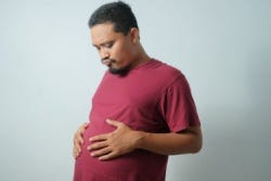 Man met volle, verzadigde buik Man met volle, verzadigde buik