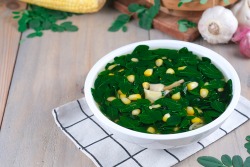 Traditionelle Suppe mit Moringa Traditionelle Suppe mit Moringa