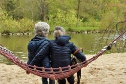 Zwei Frauen in einer Hängematte Zwei Frauen in einer Hängematte