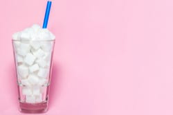 Glas mit Zuckerwürfel Glas mit Zuckerwürfel