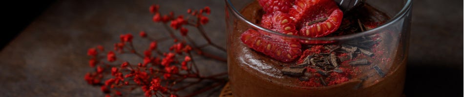 Komfort und tryptophanreiche Schokoladenmousse mit Himbeeren Komfort und tryptophanreiche Schokoladenmousse mit Himbeeren