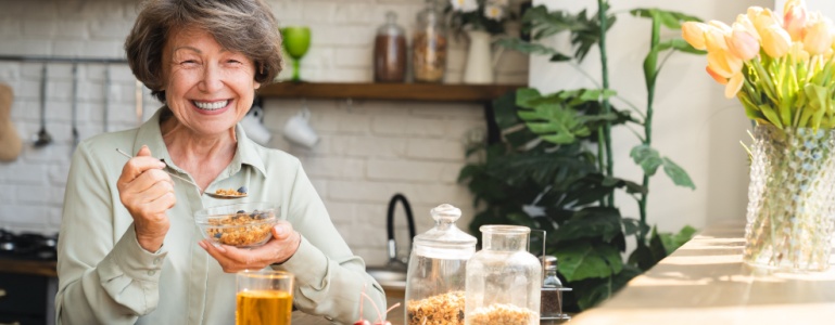 Reife Frau mit Anti-Aging-Diät