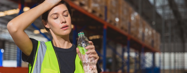 Frau hat offensichtlich Durst und trinkt Wasser