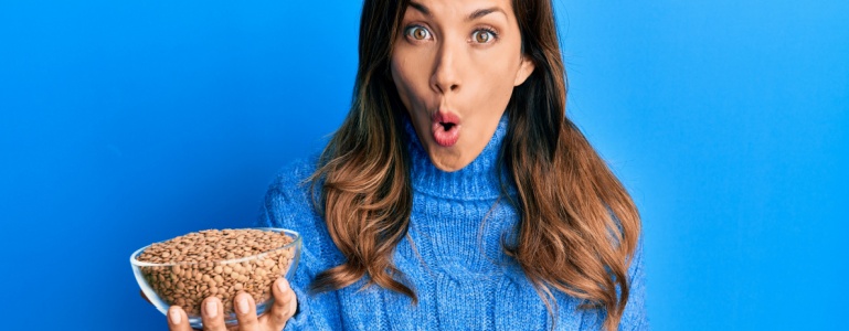 Frau mit einer Schüssel Haferbrei in den Händen