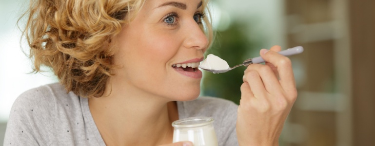 Frau isst L. Reuteri Joghurt