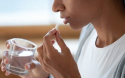 Frau nimmt ein Vitaminpräparat Frau nimmt ein Vitaminpräparat