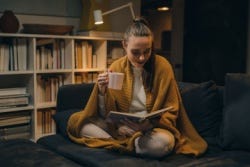 Frau liest ein Buch