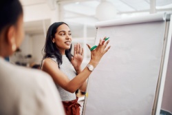 Frau erkl&auml;rt etwas