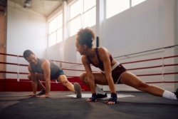 Paar trainiert gemeinsam im Boxring Paar trainiert gemeinsam im Boxring