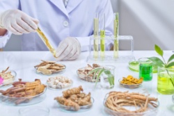 Nat&uuml;rliche Kr&auml;uterextrakte im Labor