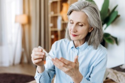 Frau misst ihren Blutzucker