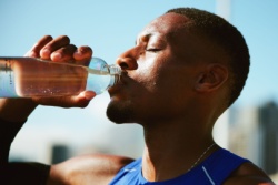 Ein Mann trinkt aus einer Wasserflasche