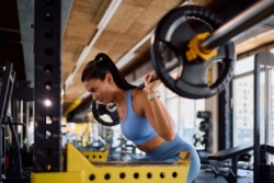 Frau macht Krafttraining Frau macht Krafttraining