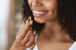 Frau nimmt Fisch&ouml;lkapseln