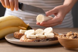 Bananenscheiben auf einem Erdnussbutter-Sandwich Bananenscheiben auf einem Erdnussbutter-Sandwich