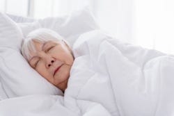 Oudere slapende vrouw 